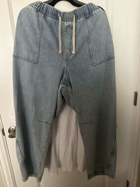 Gap pull on barrel Jean